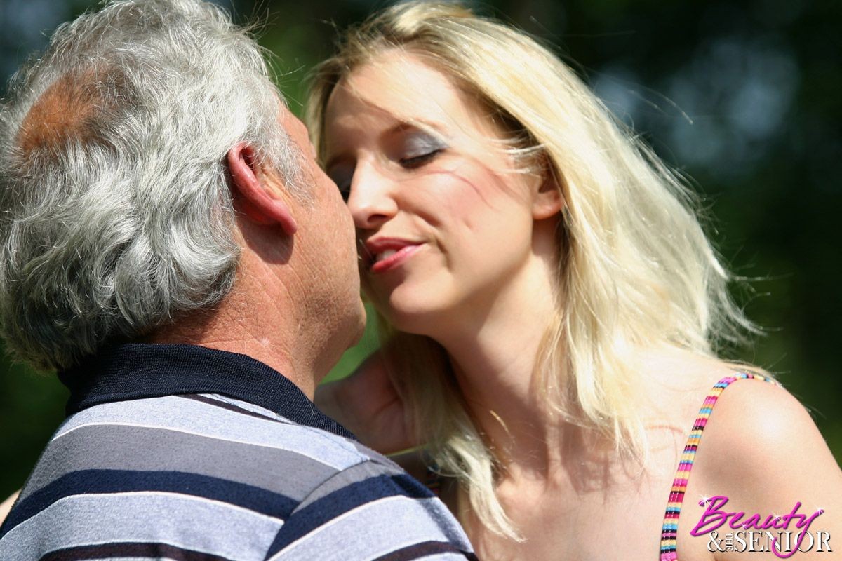 Une beauté blonde excitée se fait baiser par un homme plus âgé.
 #74327941