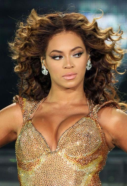 Beyonce knowles mostrando su escote sexy vestido
 #75377605