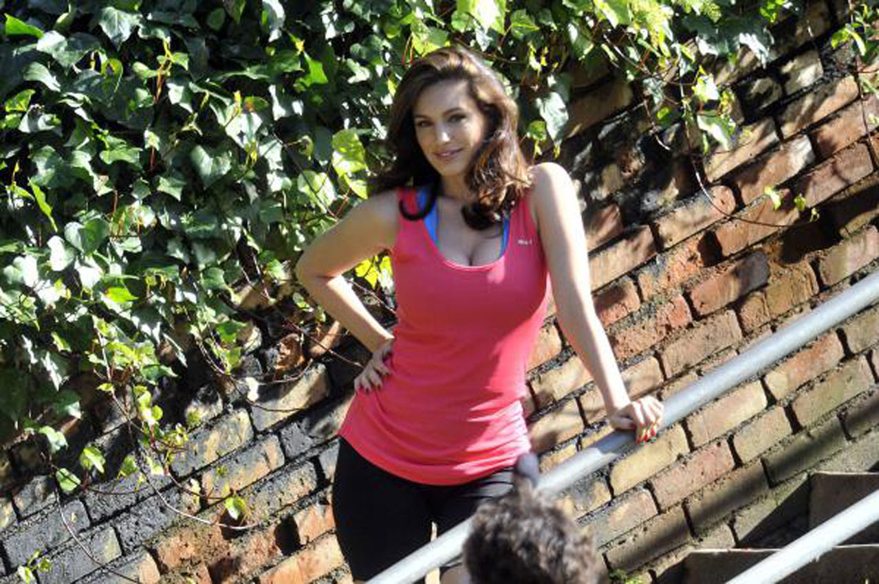 Kelly brook zeigt wunderbaren arsch in der öffentlichkeit
 #75311966
