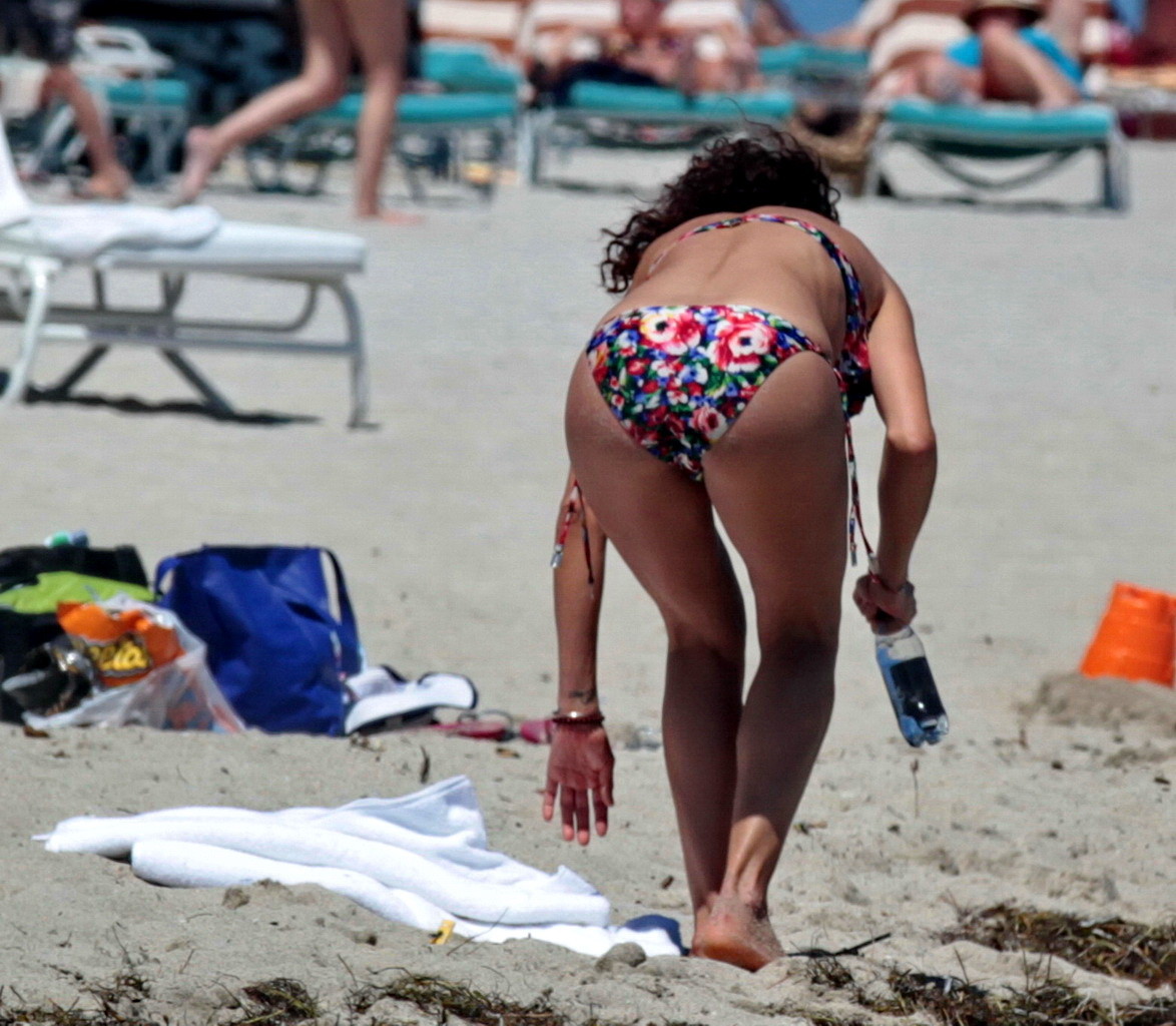 Lilly becker mostrando su cuerpo en bikini en una playa de miami
 #75168250
