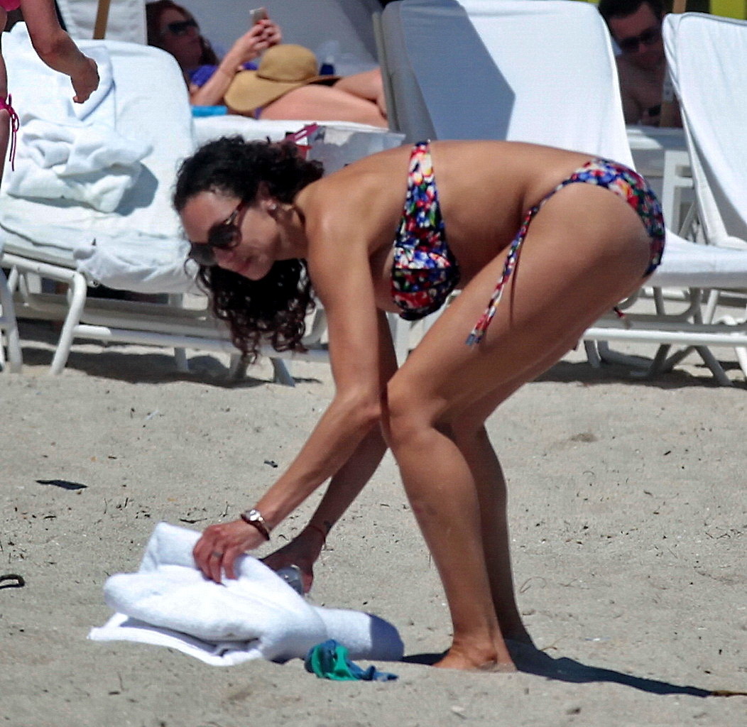 Lilly becker mostrando su cuerpo en bikini en una playa de miami
 #75168289