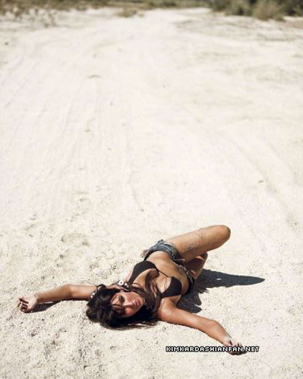 Kim Kardashian guardando molto sexy e topless in posa sulla spiaggia
 #75355302