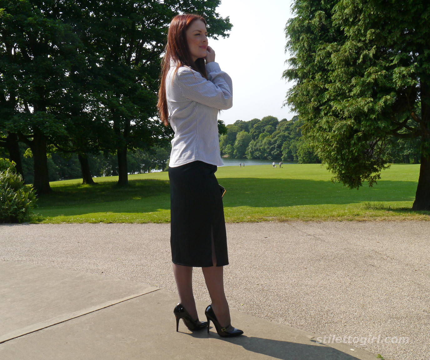 Une jeune femme de bureau très sexy pose à l'extérieur dans une paire de bas en nylon soyeux et de superbes bas.
 #72543446