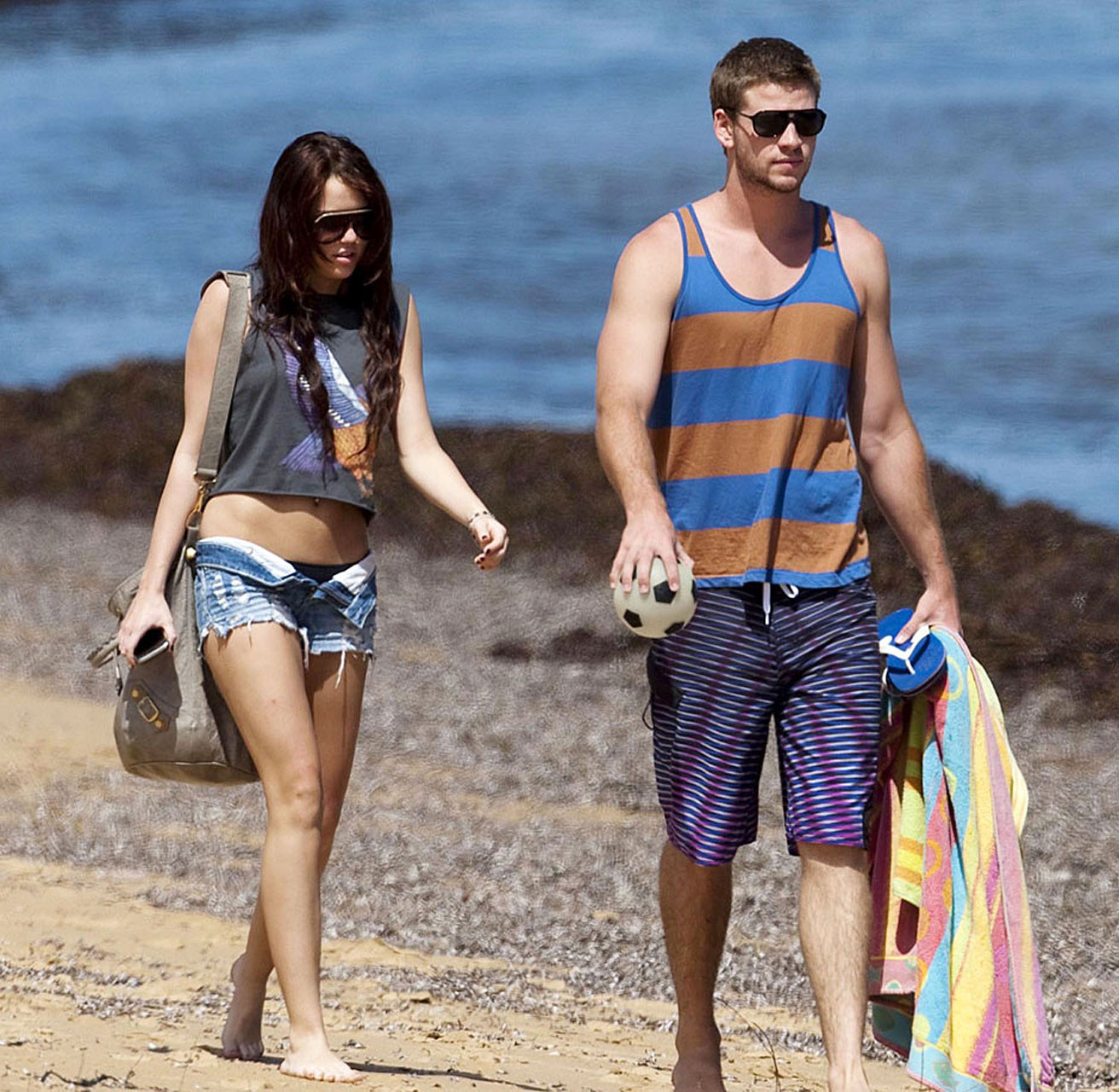 Miley Cyrus faisant l'amour avec son petit ami sur une plage très sexy.
 #75360099