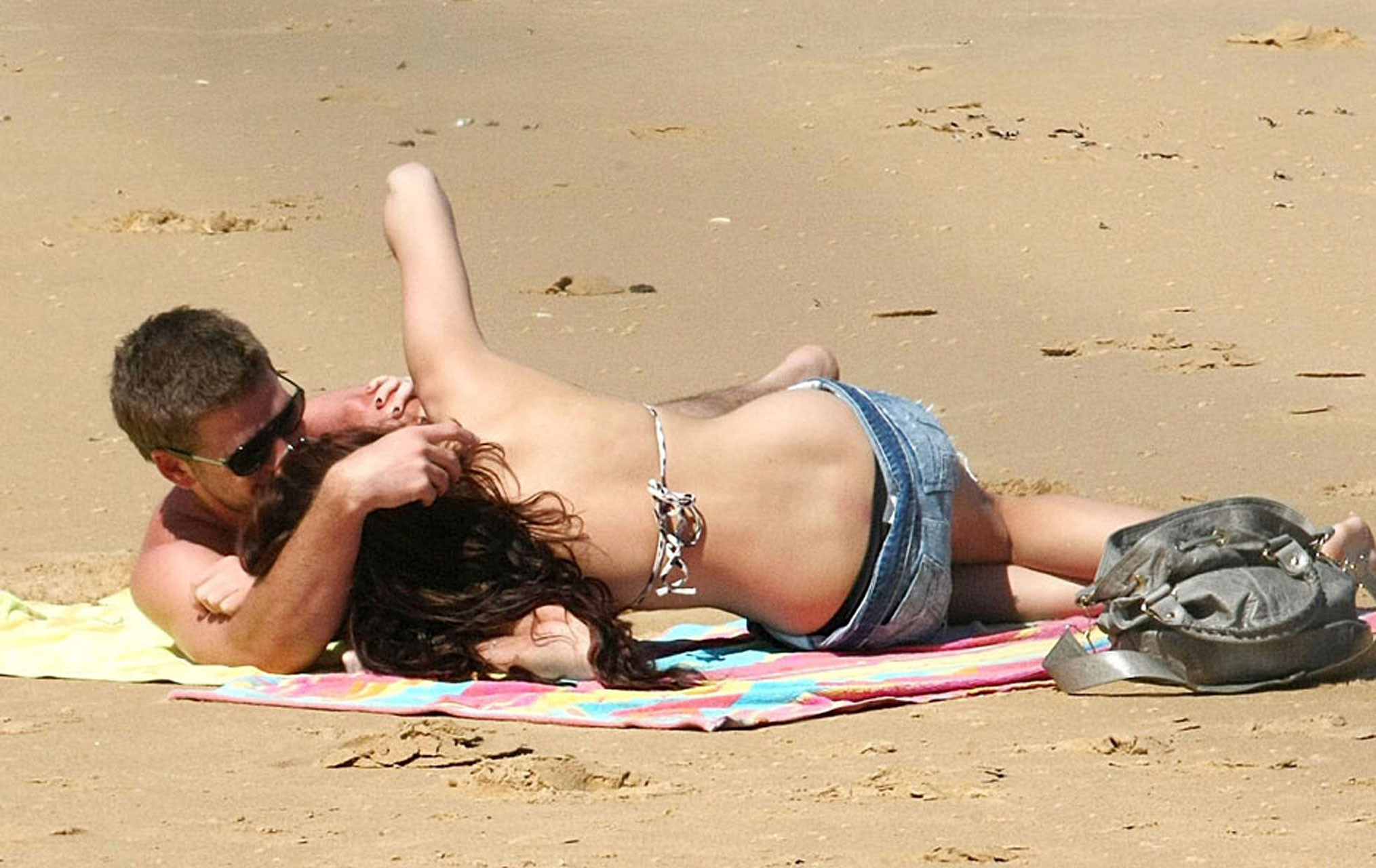 Miley Cyrus faisant l'amour avec son petit ami sur une plage très sexy.
 #75360113