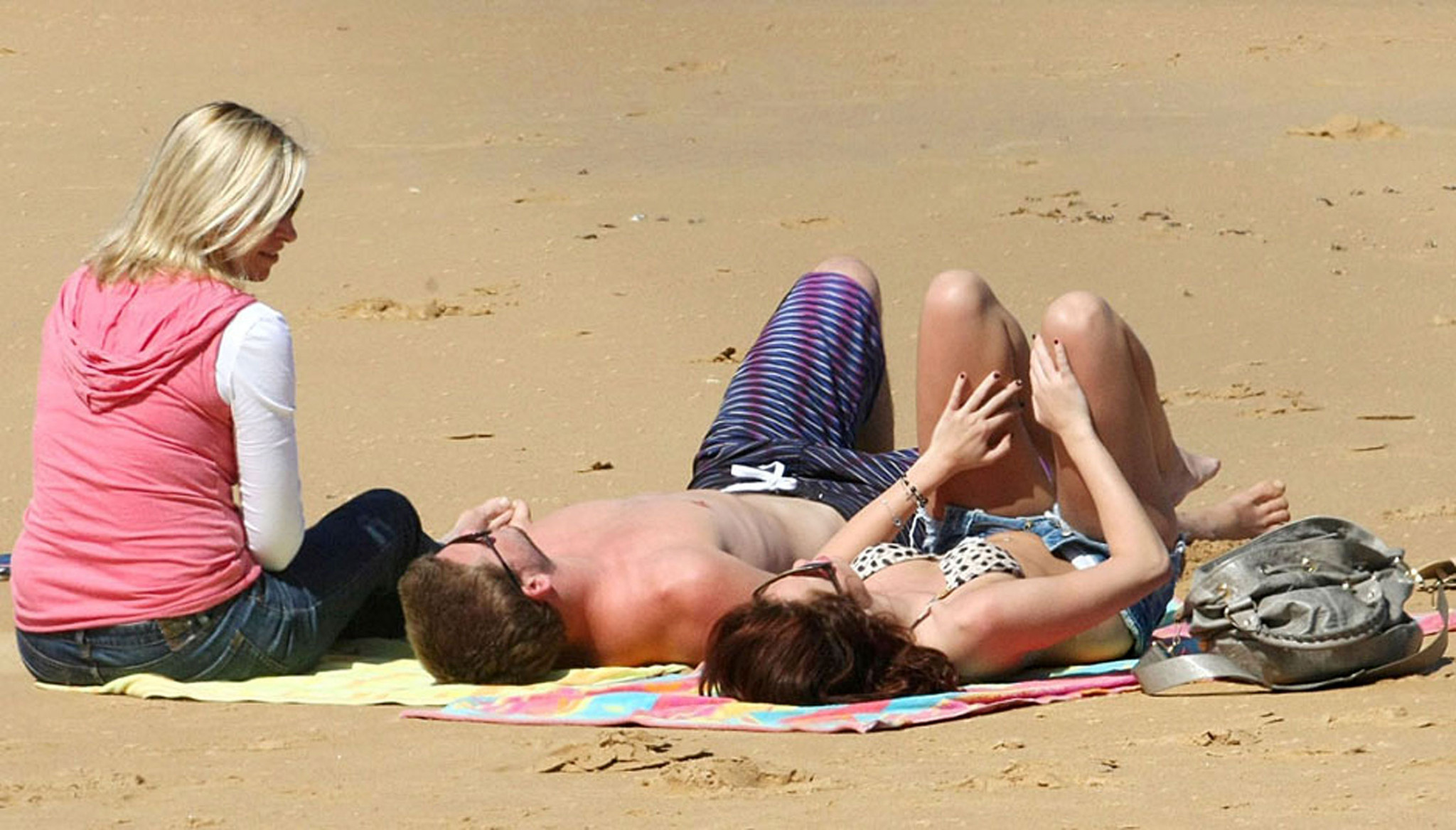 Miley Cyrus faisant l'amour avec son petit ami sur une plage très sexy.
 #75360177