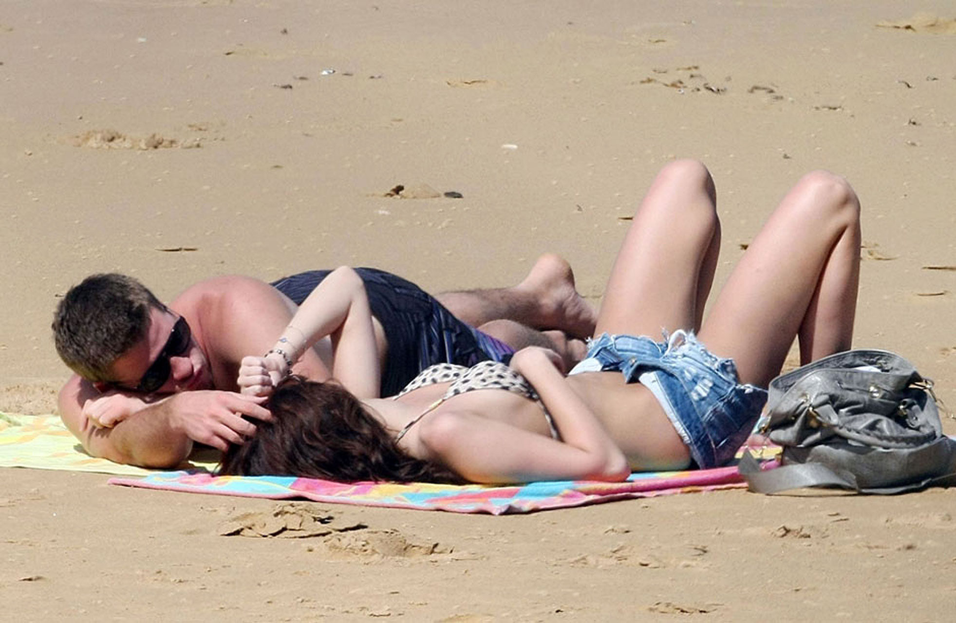 Miley Cyrus faisant l'amour avec son petit ami sur une plage très sexy.
 #75360184