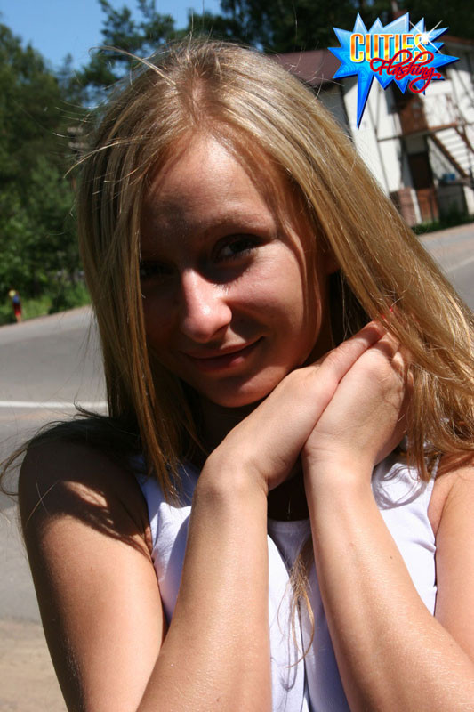 Jet Set Starlet zeigt Titten und Muschi auf der Straße
 #72896949