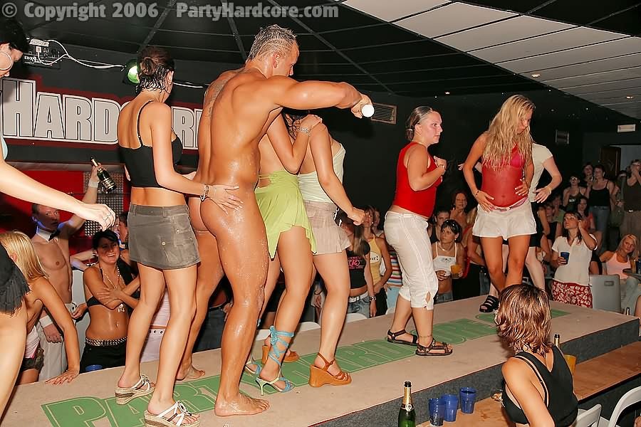 :: party hardcore :: putas calientes siendo seducidas y embestidas en una fiesta hardcore salvaje
 #76820212