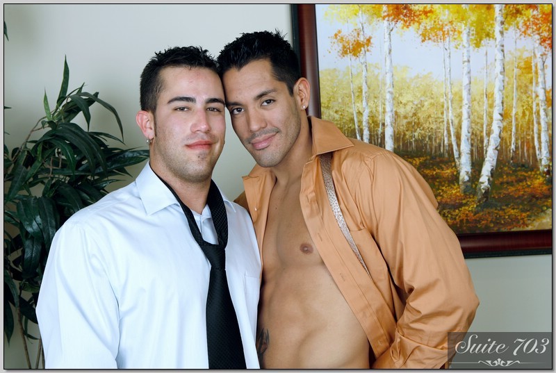 Deux jeunes gays sexy et musclés baisant au bureau
 #76983699