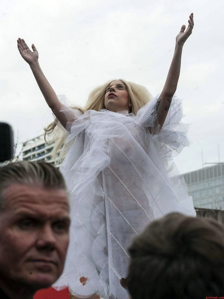Lady Gaga wird komplett nackt auf der Bühne Fotos
 #70077386