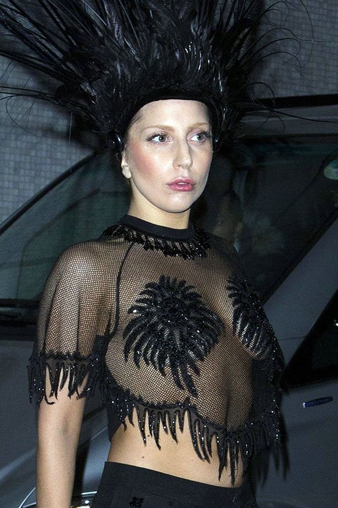 Lady Gaga wird komplett nackt auf der Bühne Fotos
 #70077394