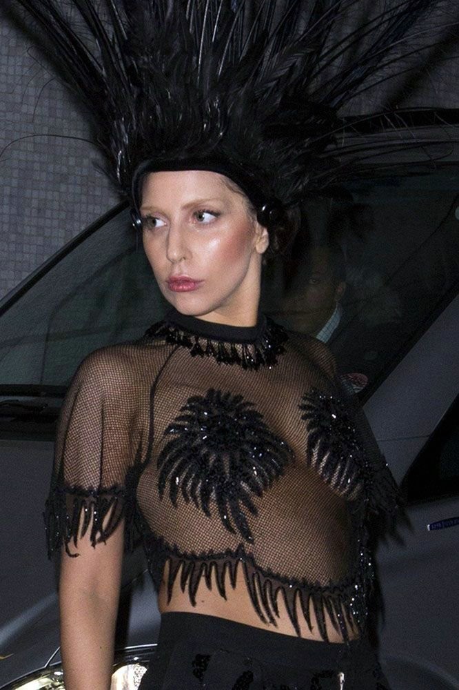 Lady gaga se desnuda completamente en el escenario fotos
 #70077399