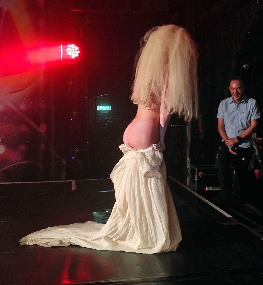 Lady Gaga si mette completamente nuda sul palco foto
 #70077433