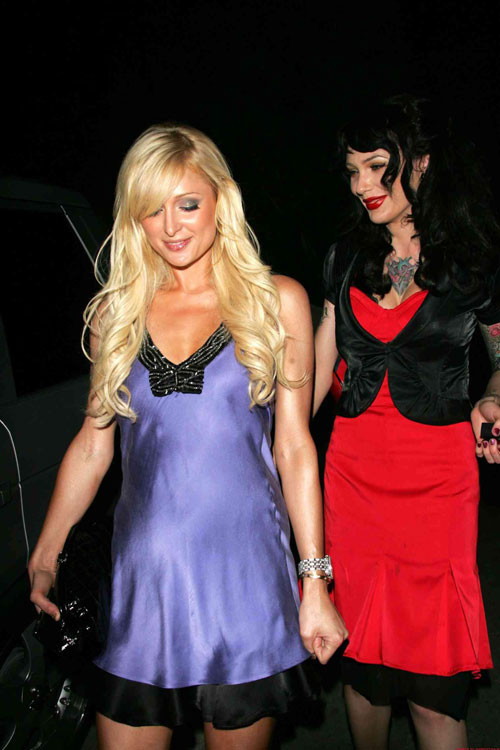 Paris hilton posiert sexy in see thru und in Netzstrumpfhosen
 #75435784