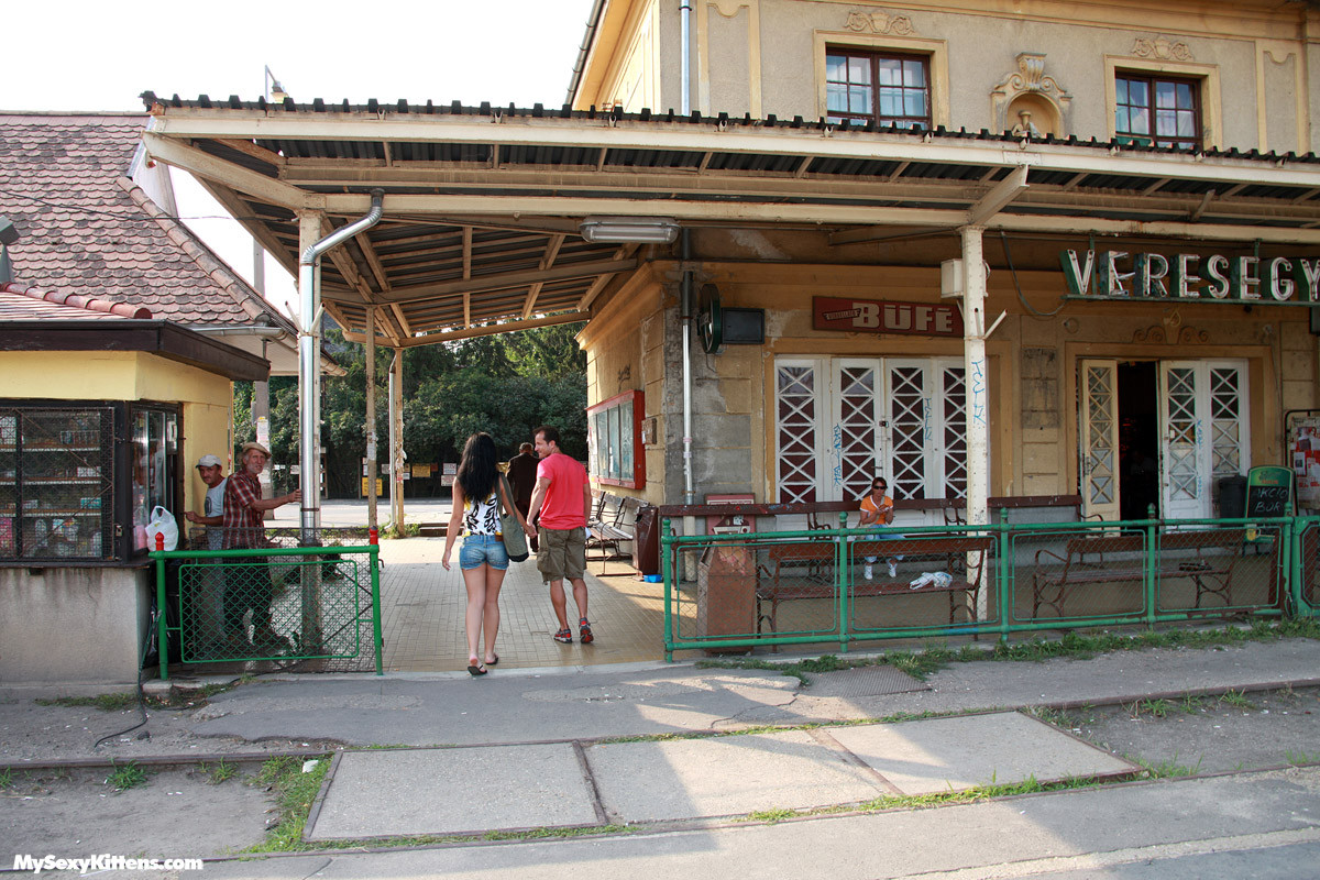 Joven con un pene de color azul se deja follar y se hace un masaje facial
 #78136475