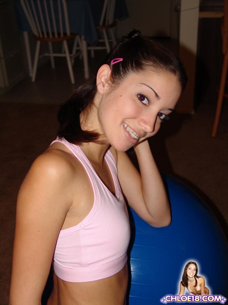 Una joven morena y esbelta abriendo sus altas piernas
 #79011618