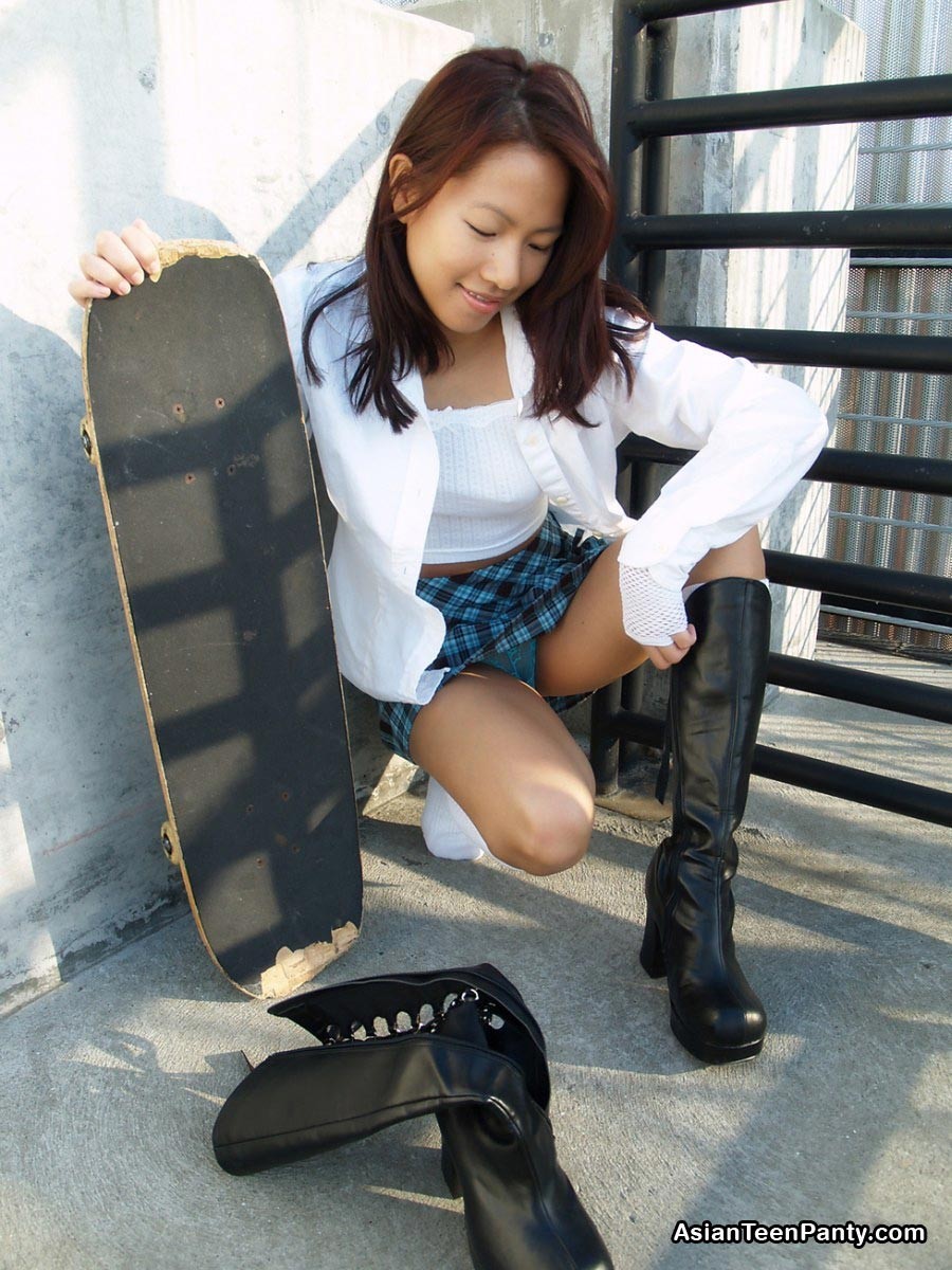 Jeune asiatique en skateboard en jupe
 #69974081