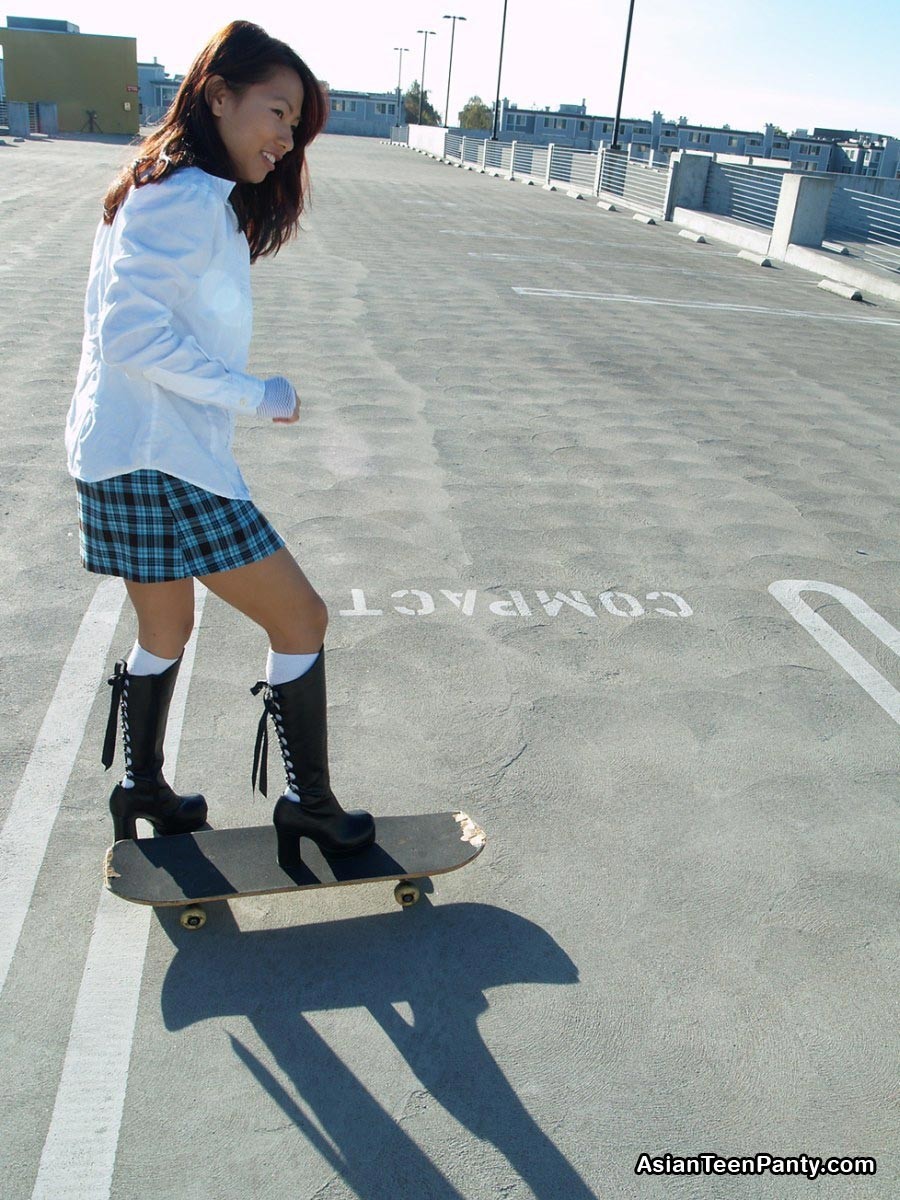 スカートをはいたアジアンティーンのスケートボーダー
 #69974123