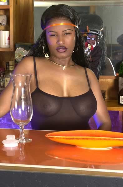 Beauté noire montrant ses gros seins dans un bar
 #73444803