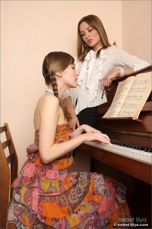 Teen süß lilya und Lehrer Streifen nach Klavierunterricht
 #70879047