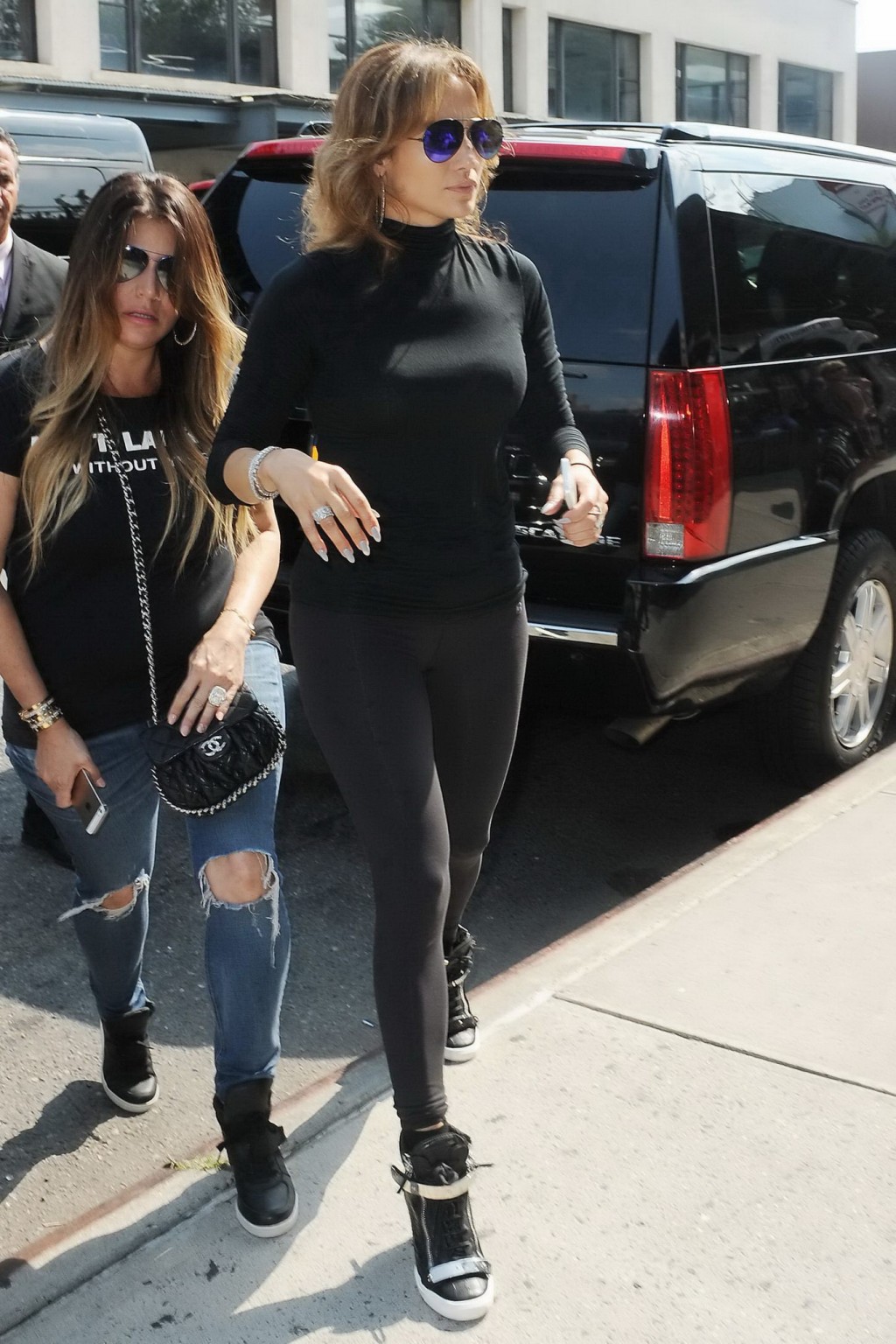 Jennifer Lopez montrant ses fesses rondes dans un collant noir lors d'une sortie à New York.
 #75186591