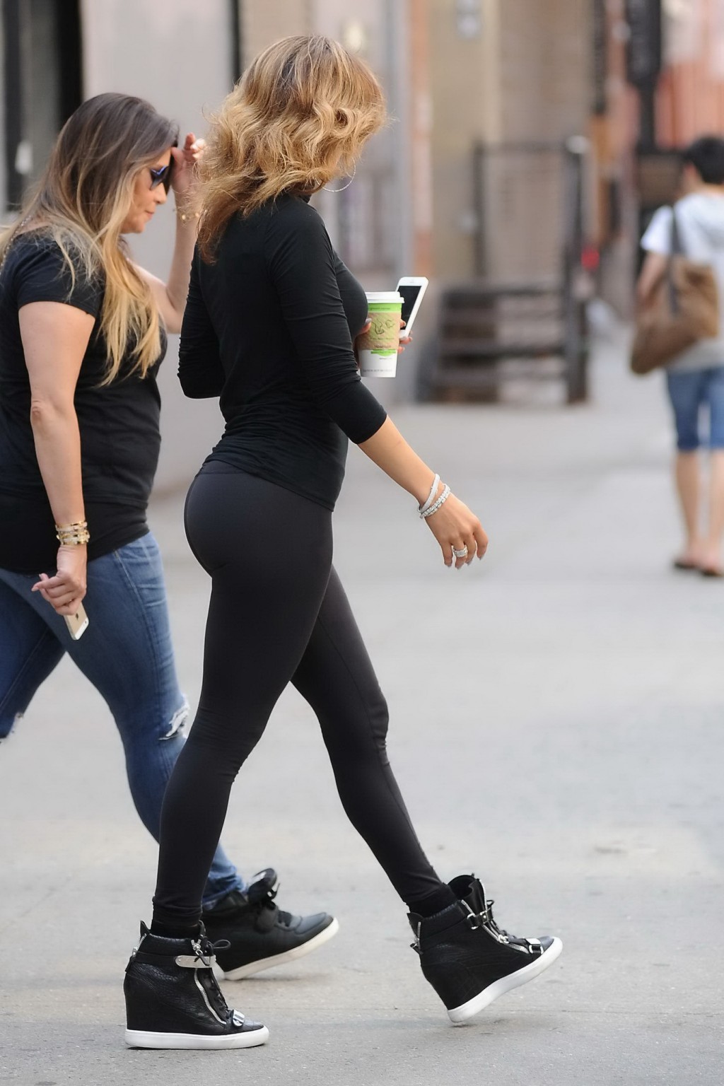 ジェニファー・ロペス、ニューヨークで黒タイツを履いて丸いお尻を見せる
 #75186613