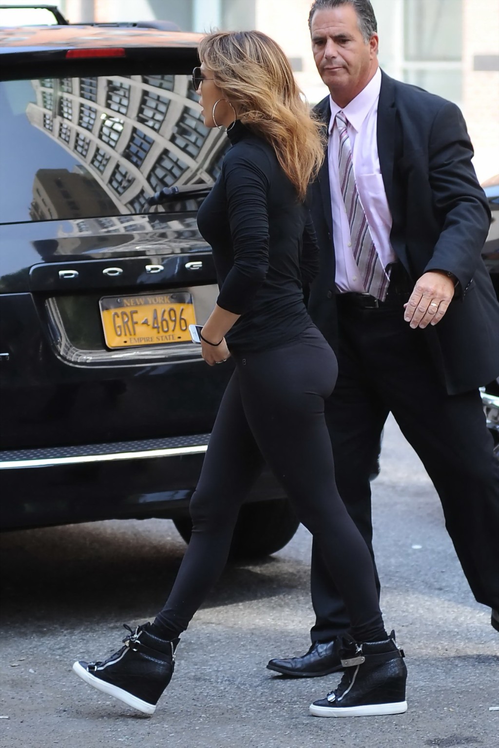 ジェニファー・ロペス、ニューヨークで黒タイツを履いて丸いお尻を見せる
 #75186652