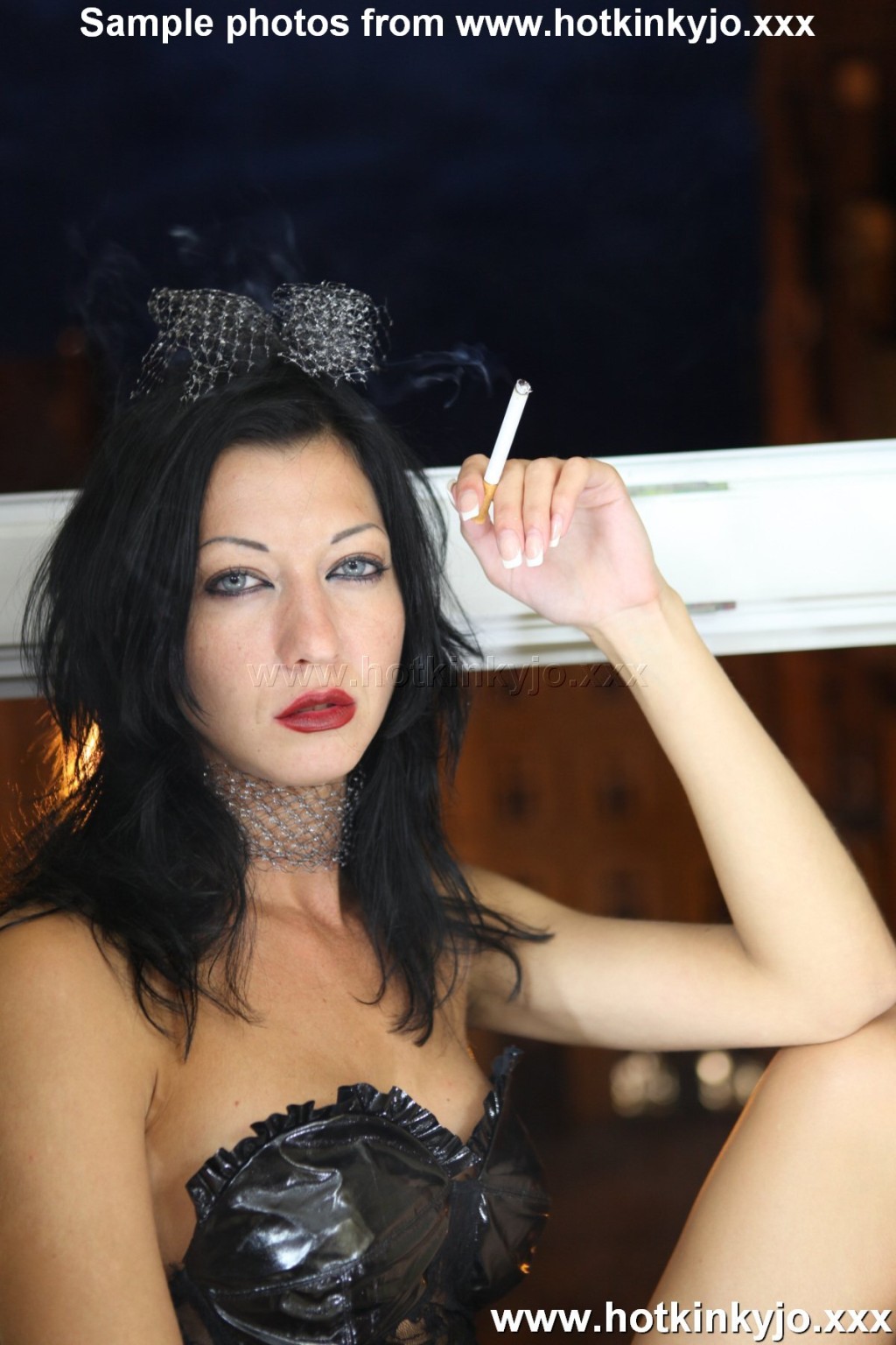 Jo, la reine du fétichisme de la cigarette, donne des coups de poing à son propre cul et montre un prolapsus anal à bouton de rose.
 #68645844