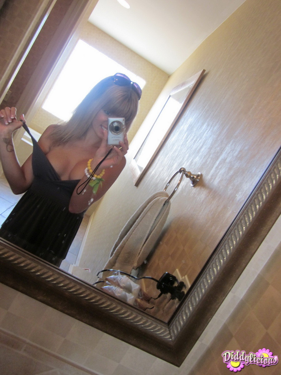Carino amatoriale teen girl teasing in specchio
 #67440096