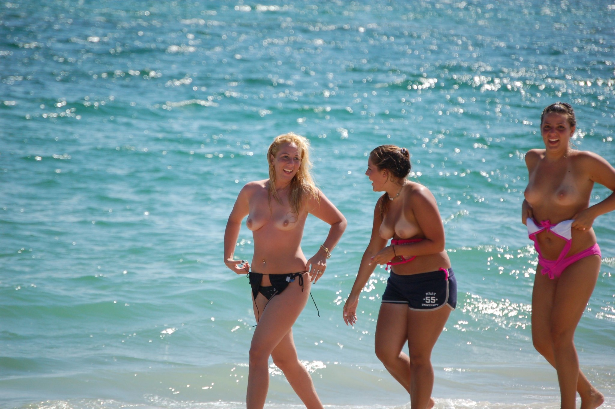 Nenas nudistas calientes hacen que esta playa nudista sea aún más caliente
 #72243057