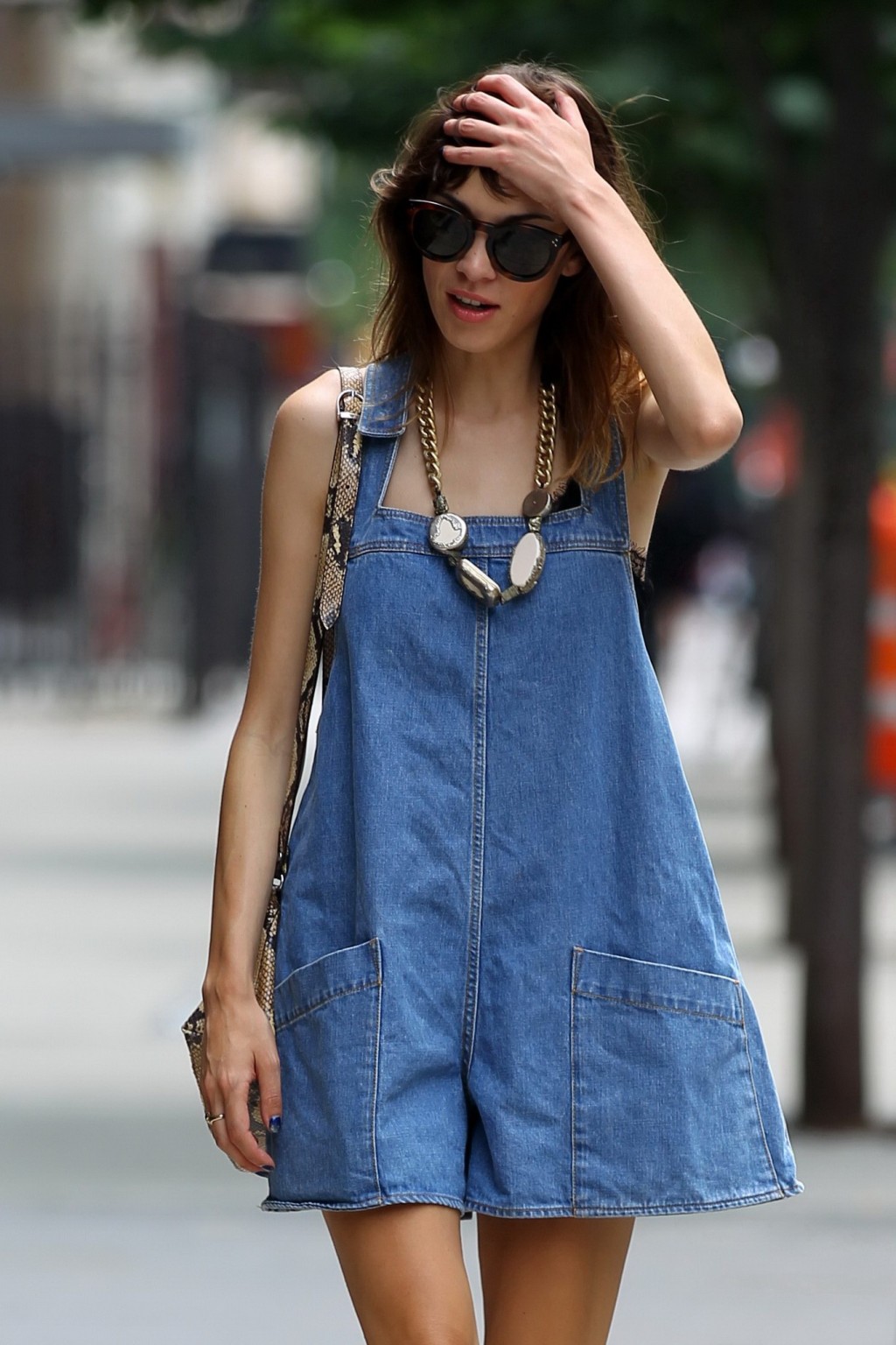 Alexa chung en robe denim pour un déjeuner à Soho.
 #75257411