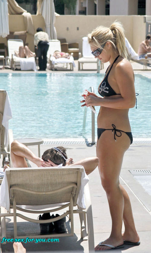 Brooke hogan downblouse y posando sexy en bikini en la piscina
 #75419490