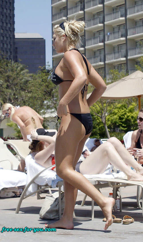 Brooke Hogan downblouse and posing sexy in bikini on pool #75419540
