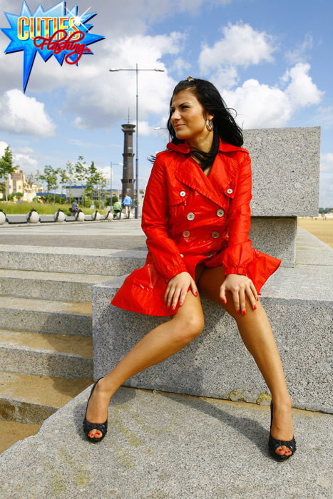 Sexy esibizionista in cappotto rosso esce per le strade
 #71636573