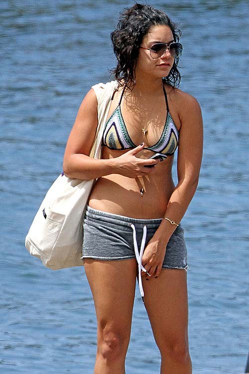 Vanessa hudgens esponendo corpo sexy e culo caldo in bikini sulla spiaggia
 #75287891
