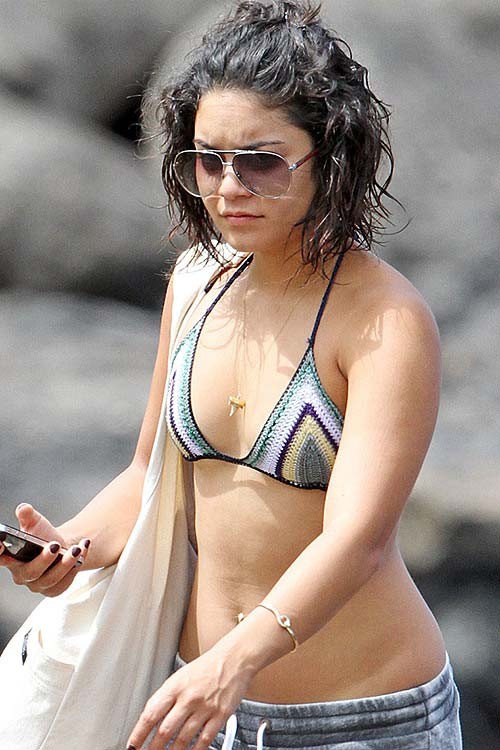 Vanessa hudgens esponendo corpo sexy e culo caldo in bikini sulla spiaggia
 #75287921