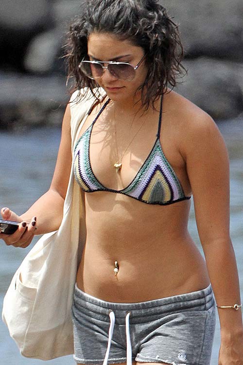 Vanessa hudgens esponendo corpo sexy e culo caldo in bikini sulla spiaggia
 #75287930