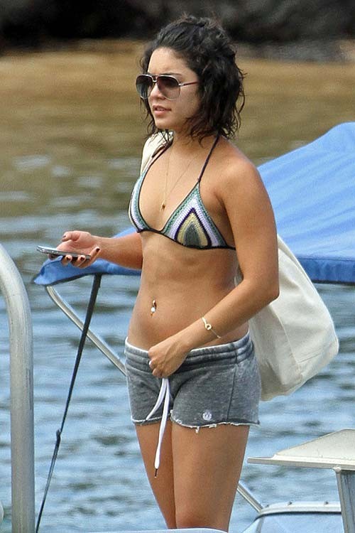 Vanessa hudgens esponendo corpo sexy e culo caldo in bikini sulla spiaggia
 #75287938