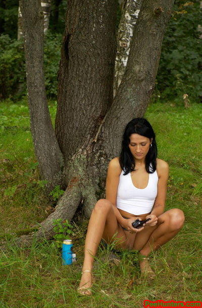 Sexy brunetta teenager che fa pipì nel parco di campagna
 #78616346