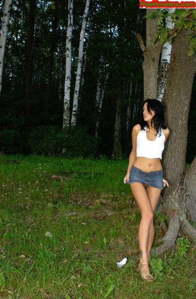 Jeune brune sexy faisant pipi dans un parc de campagne
 #78616422