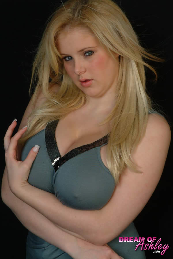 Vollbusige blonde Britin zeigt ihre riesigen Brüste
 #73913830