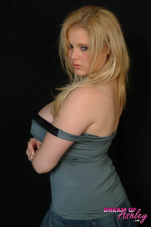 Vollbusige blonde Britin zeigt ihre riesigen Brüste
 #73913856
