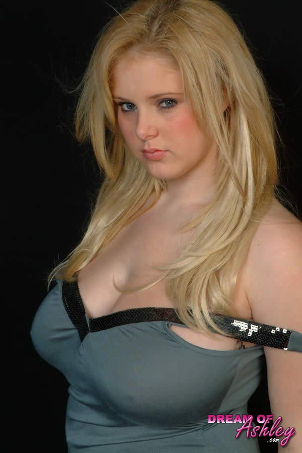 Vollbusige blonde Britin zeigt ihre riesigen Brüste
 #73913874