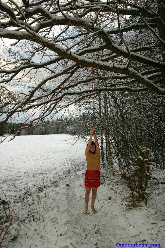 Bondage et bdsm dans la neige
 #72225749