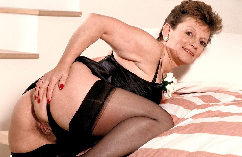 Abuela cachonda en lencería y medias ama el strip tease
 #77251633