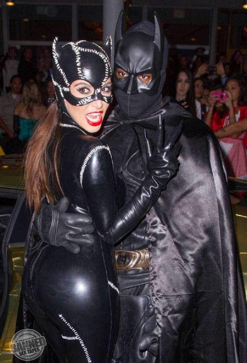 Kim kardashian in katze frau kostüm an halloween
 #72475314