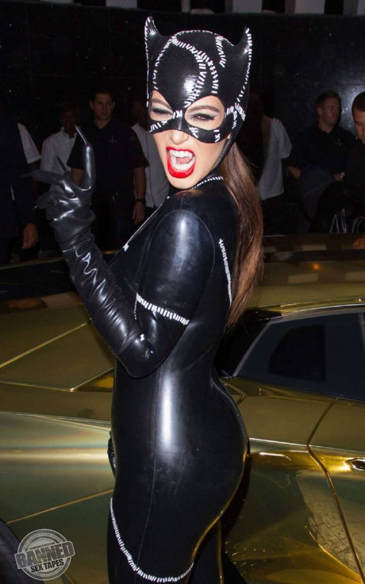 Kim kardashian in katze frau kostüm an halloween
 #72475326