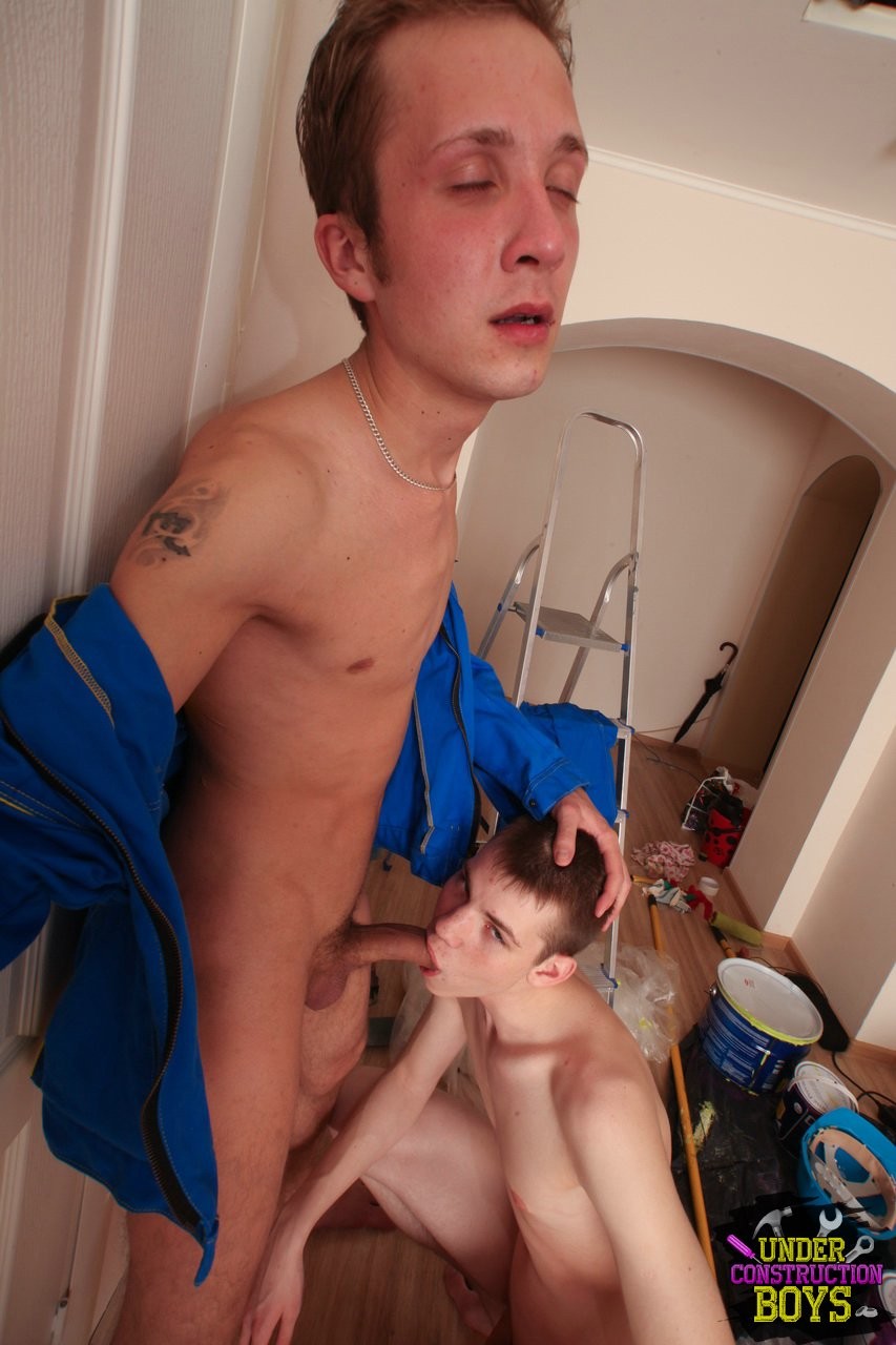 Homosexuales en construcción divirtiéndose chupándose mutuamente
 #76926814