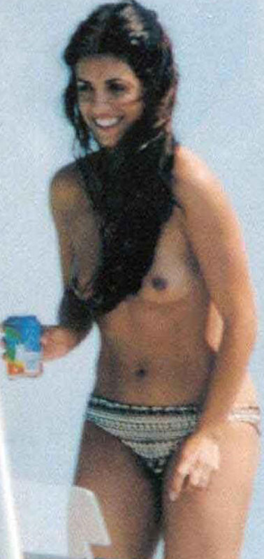 有名人のモニカ・クルーズがビーチでトップレスのヌードを披露
 #75401608